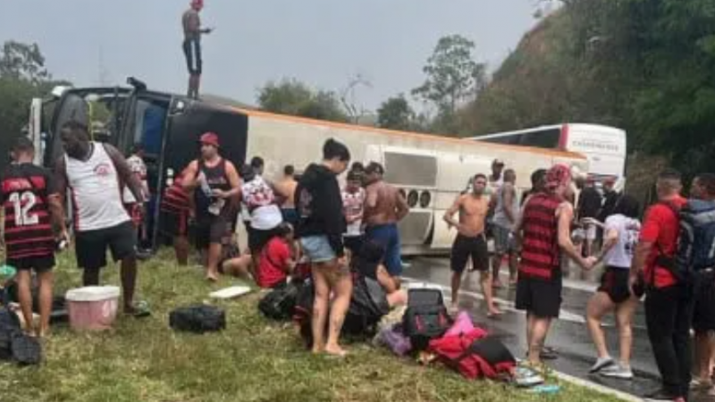 Tres hinchas de Flamengo graves al volcar un micro que los llevaba